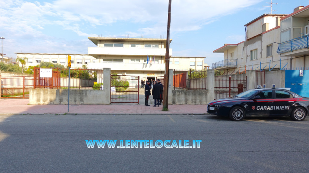 Locri sequestro scuole