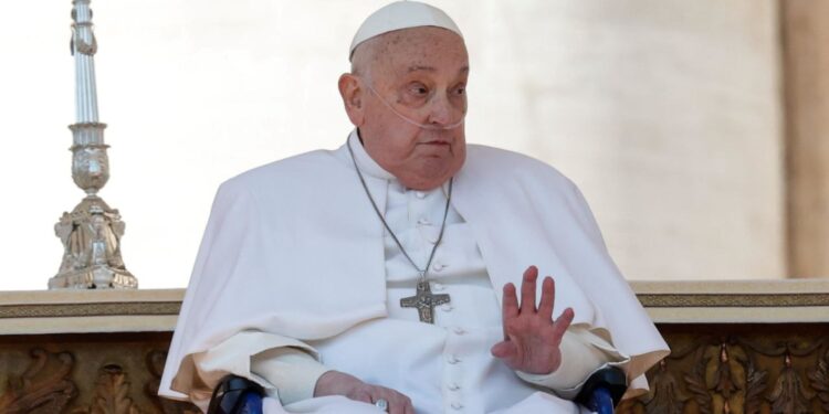 Papa Francesco è arrivato a sorpresa in Piazza San Pietro al termine della messa per il Giubileo degli ammalati e del mondo della sanità.Città del Vaticano, 6 aprile 2025 ANSA/GIUSEPPE LAMI