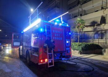 Incendio nella notte a Reggio Calabria: Vigili del Fuoco salvano un condominio nel quartiere Sant’Antonio