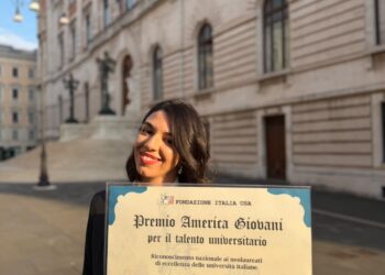 Il Vicesindaco di Caulonia, Maiolo, si congratula con Michela Crucitti, vincitrice del premio America Giovani
